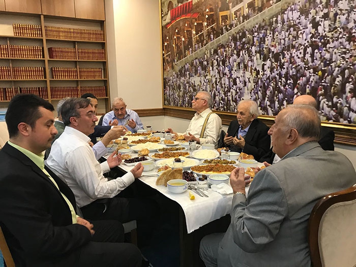 Bediüzzaman'ın talebeleri iftarda buluştu 4