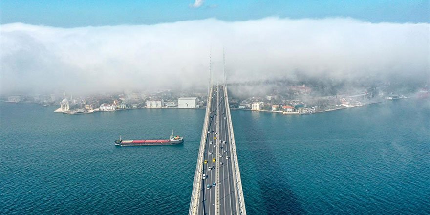 İstanbul Boğazı'nda sis manzarası