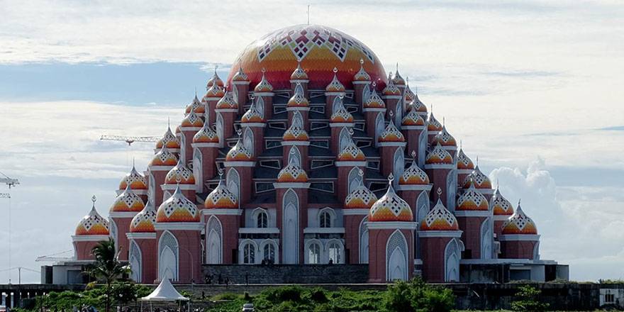 Endonezya'da 99 Kubbeli Cami