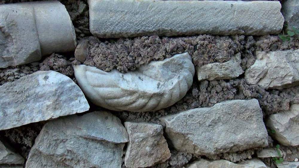 Tarihi mezar taşları duvar yapımında kullanılmış 1