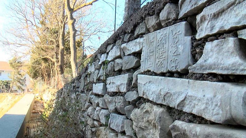 Tarihi mezar taşları duvar yapımında kullanılmış 3