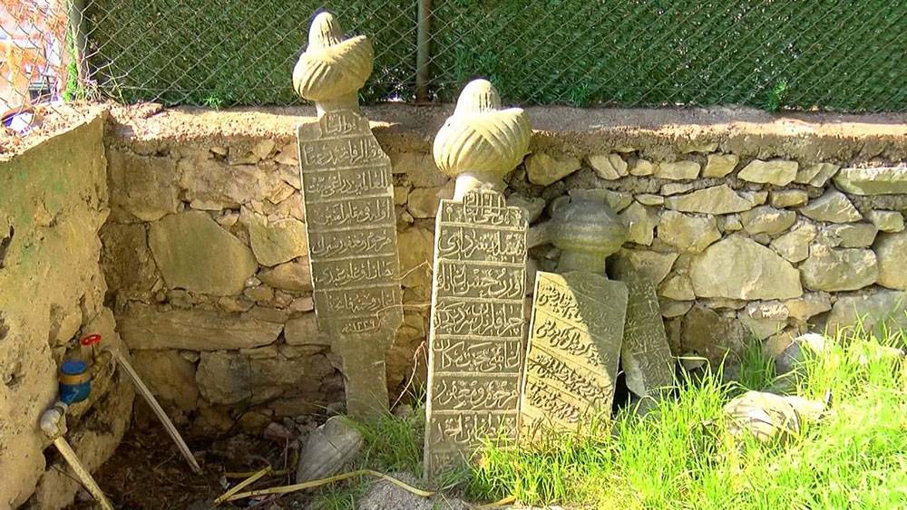 Tarihi mezar taşları duvar yapımında kullanılmış 4