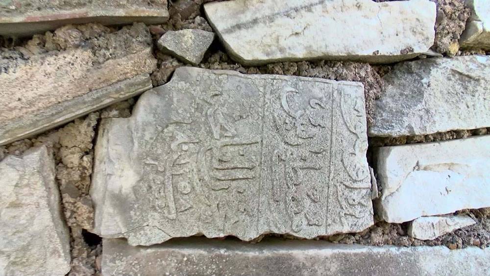 Tarihi mezar taşları duvar yapımında kullanılmış 5