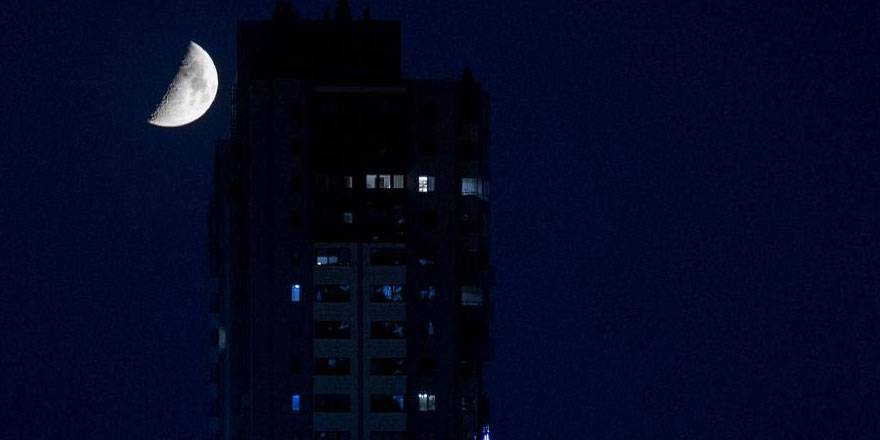 Ankara gecesi yarım ay ile aydınlandı