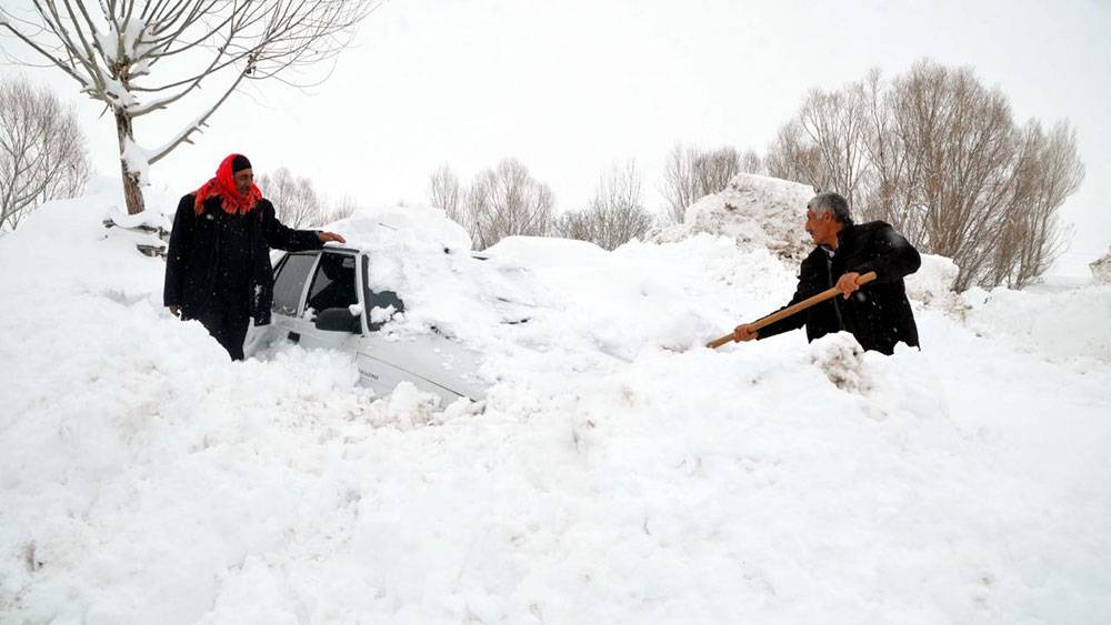 Muş'un köyünde evler, arabalar iki metre yağan karın altında kaldı 2