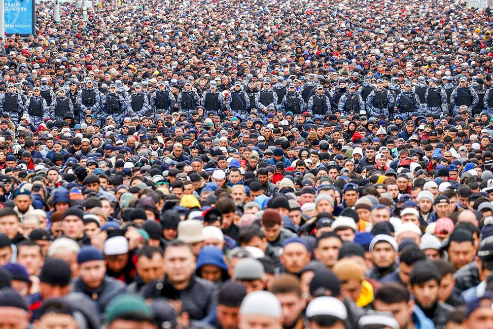 Rusya'dan bayram namazı manzaraları: Camiler yetmedi sokaklar mescid oldu 1