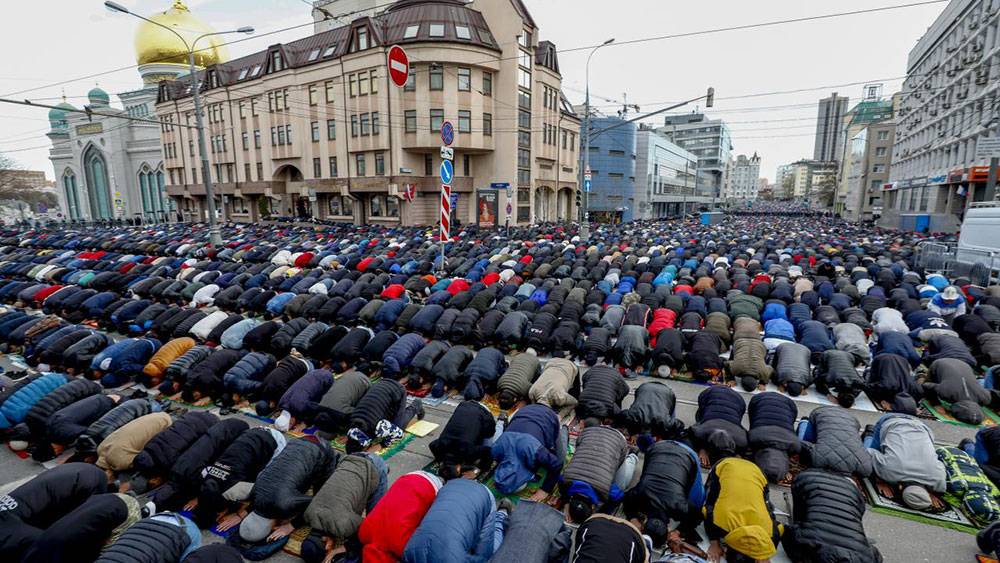 Rusya'dan bayram namazı manzaraları: Camiler yetmedi sokaklar mescid oldu 10