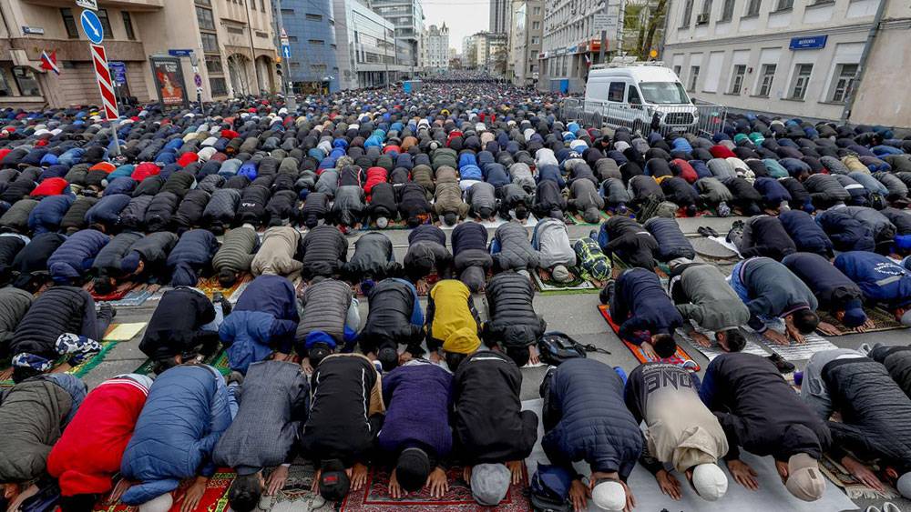 Rusya'dan bayram namazı manzaraları: Camiler yetmedi sokaklar mescid oldu 6