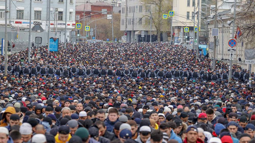 Rusya'dan bayram namazı manzaraları: Camiler yetmedi sokaklar mescid oldu 7
