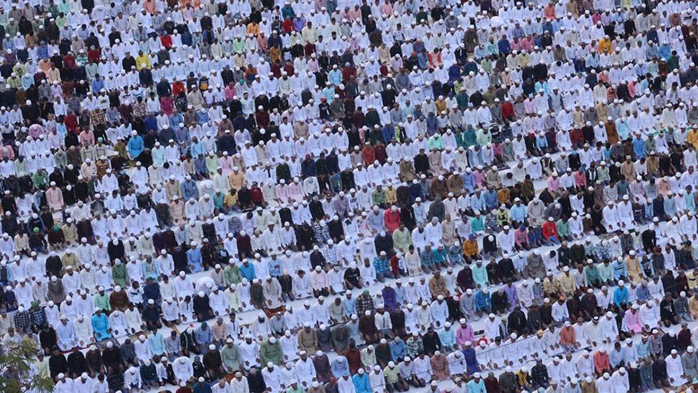 Hindistan'lı Müslümanlar bayram namazında buluştu 1
