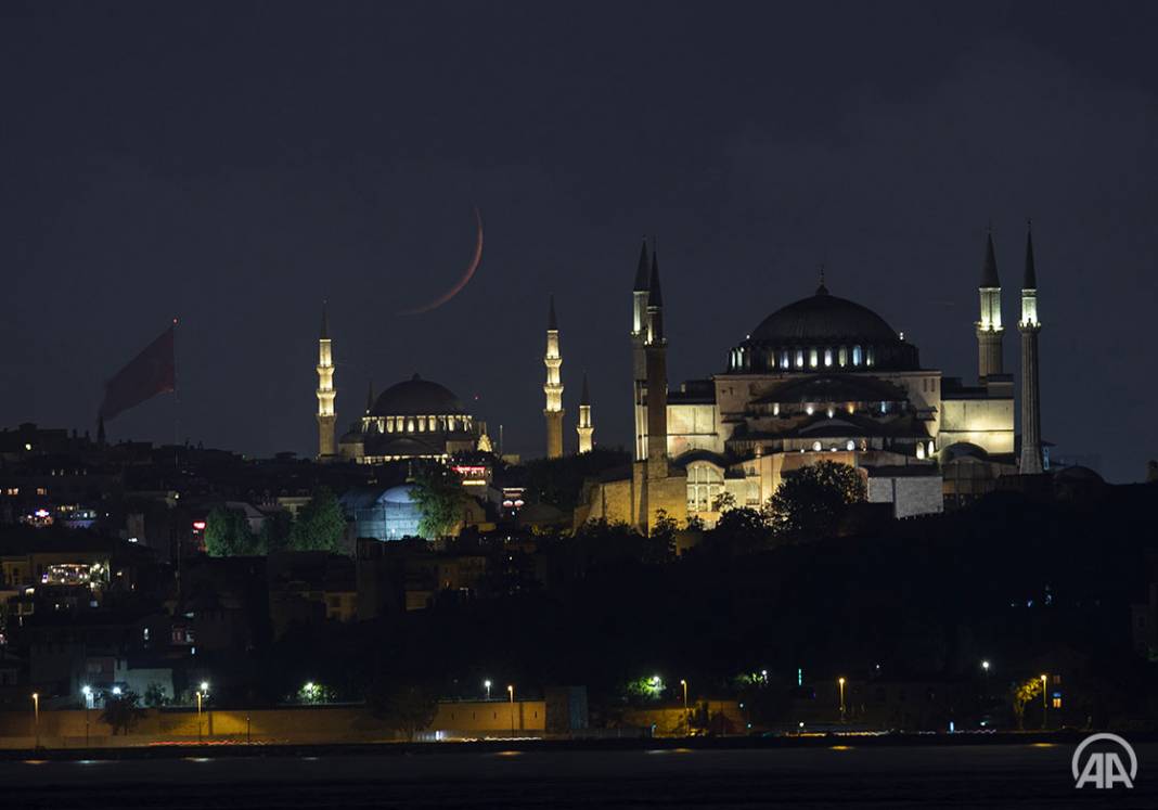 Hilal, Ayasofya ve Süleymaniye Camisi aynı karede 1