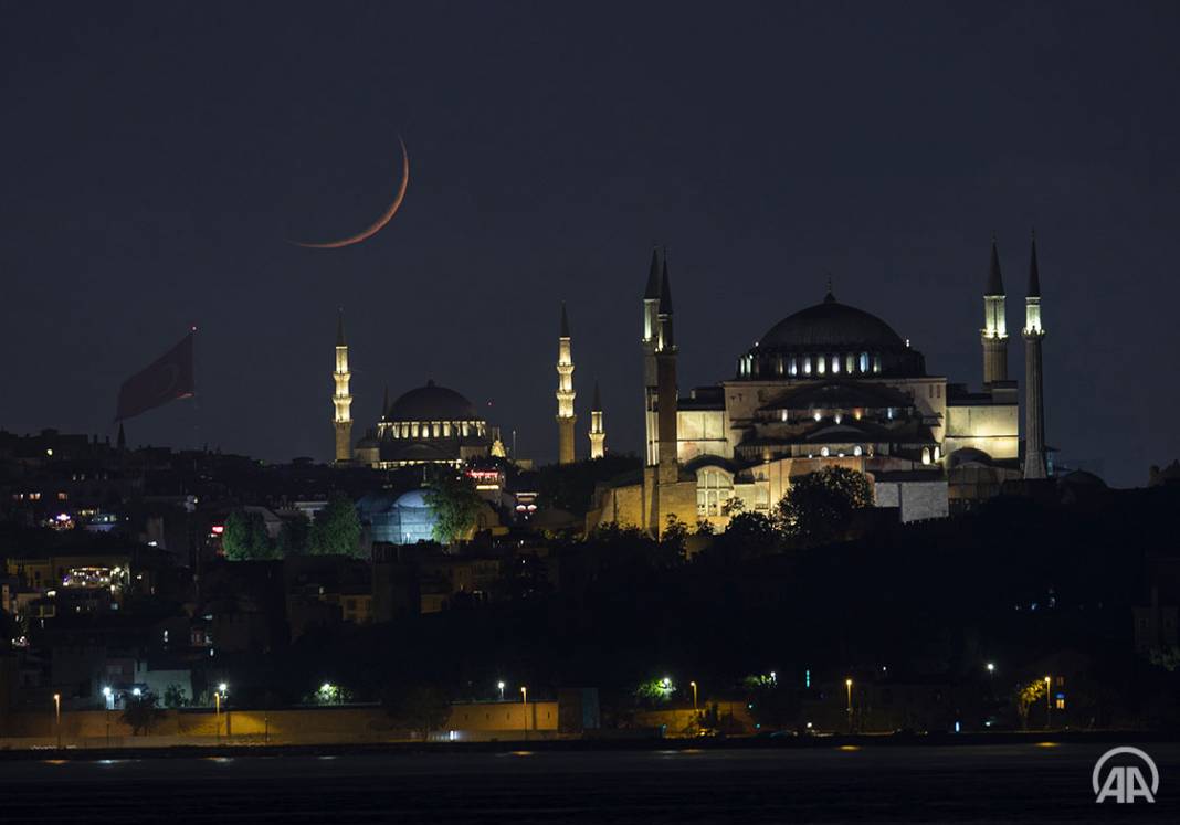 Hilal, Ayasofya ve Süleymaniye Camisi aynı karede 2