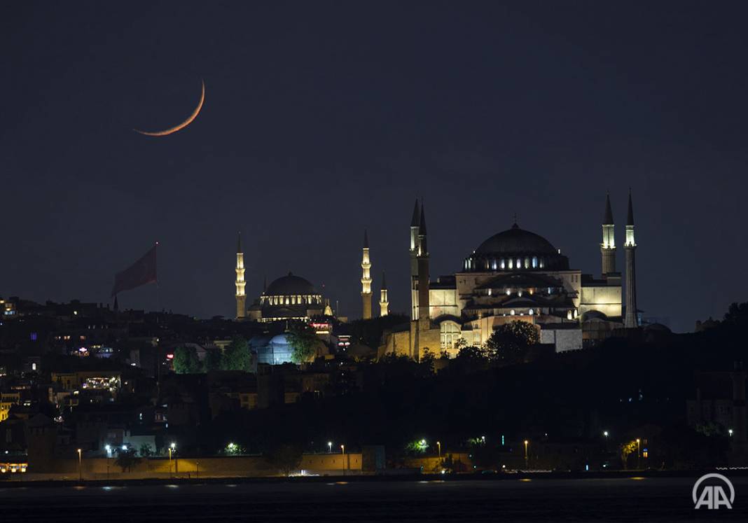 Hilal, Ayasofya ve Süleymaniye Camisi aynı karede 3