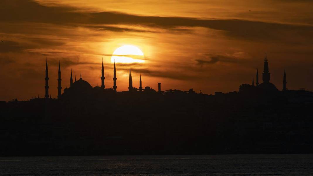Hilal, Ayasofya ve Süleymaniye Camisi aynı karede 4