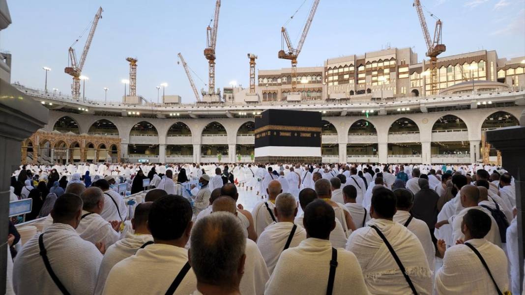 Mekke'ye ulaşan hacı adayları ibadetlerine başladı: Dualar İslam dünyası için 2