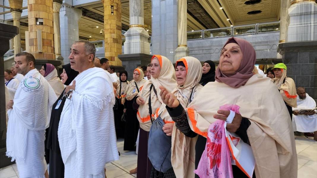Mekke'ye ulaşan hacı adayları ibadetlerine başladı: Dualar İslam dünyası için 5