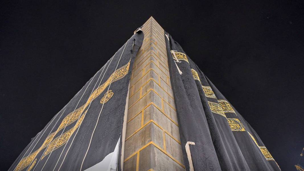 Kâbe’nin örtüsü değiştirildi 10