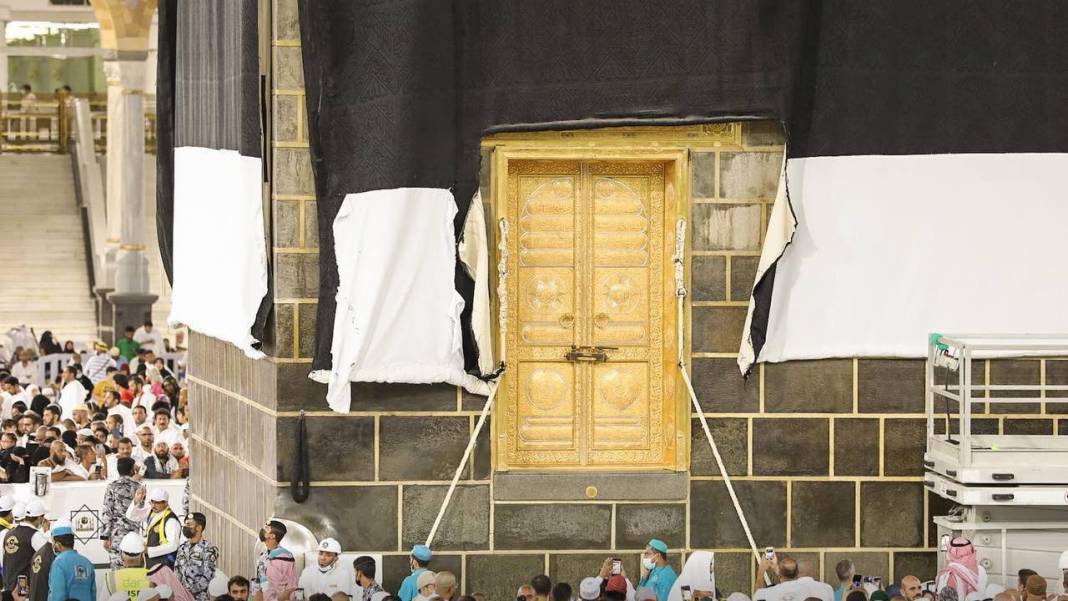 Kâbe’nin örtüsü değiştirildi 7