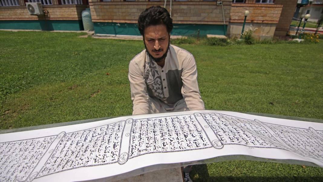 Keşmirli hattat 500 metrelik parşömen üzerine Kur'an-ı Kerim'i elle yazdı 1