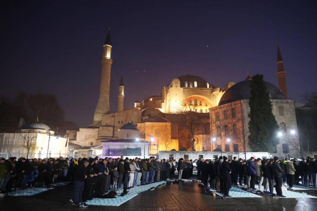 1 Ocak 2023:Ayasofya'da sabah namazı buluşması 4
