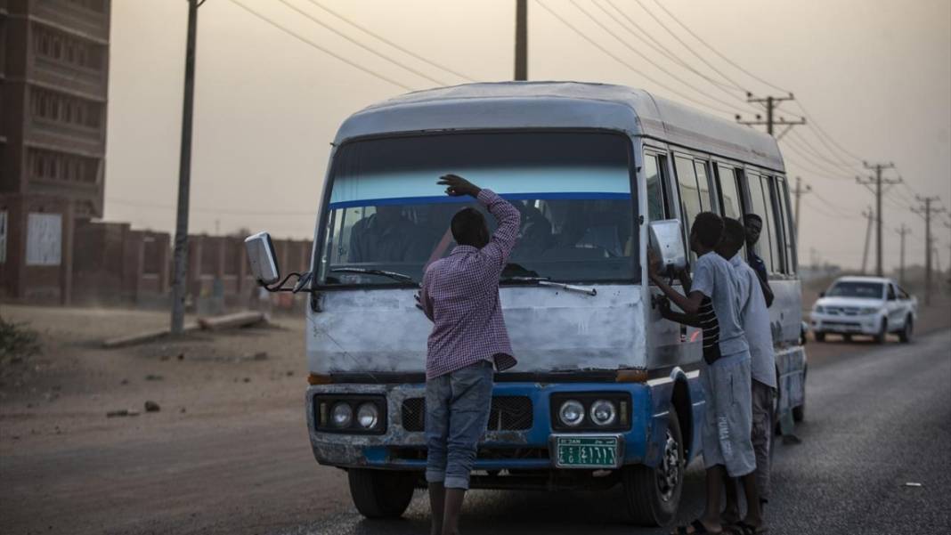 Sudan'da yol keserek iftara davet geleneği 2