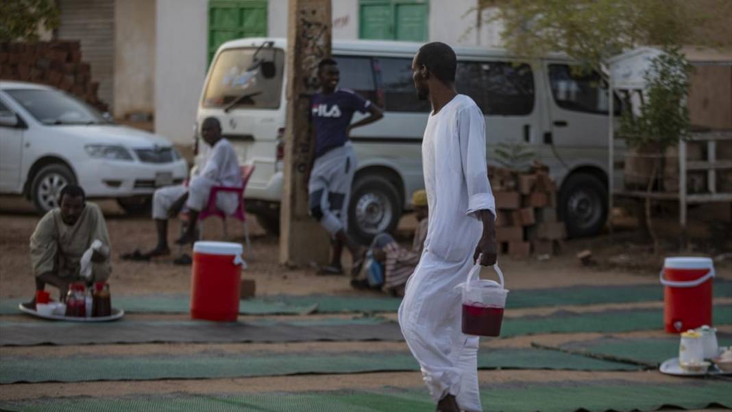 Sudan'da yol keserek iftara davet geleneği 4