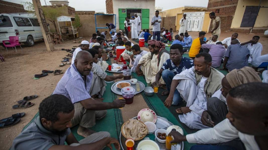 Sudan'da yol keserek iftara davet geleneği 5