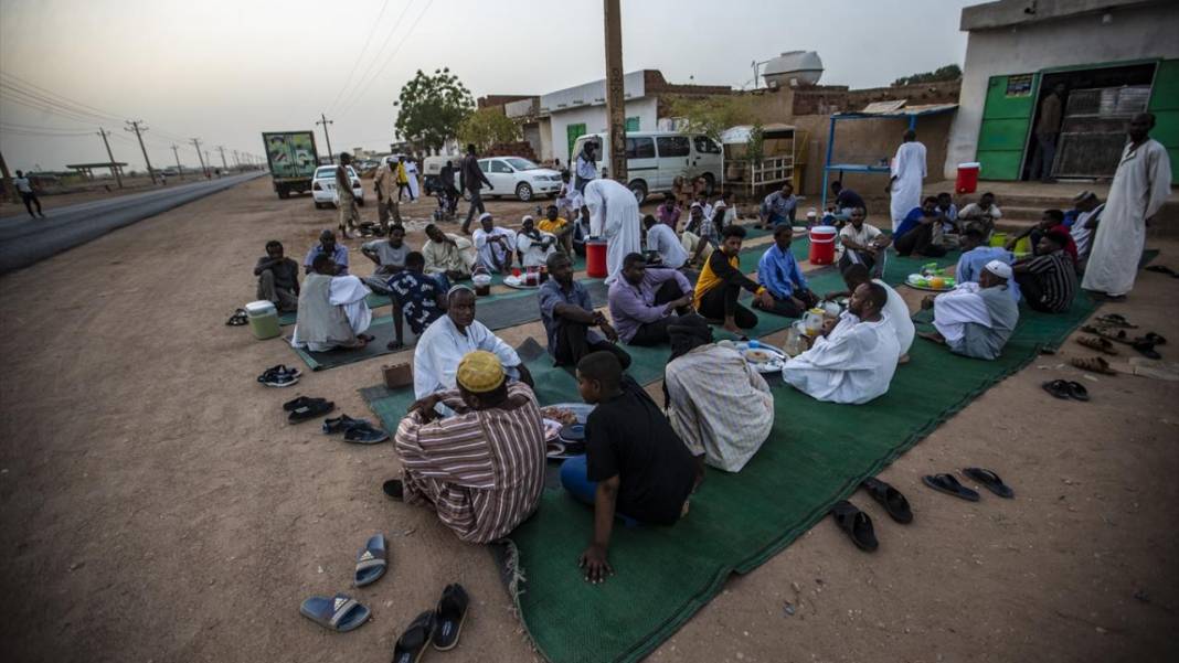 Sudan'da yol keserek iftara davet geleneği 6