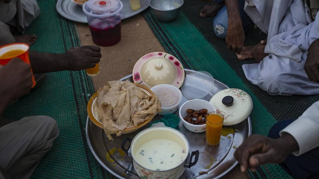 Sudan'da yol keserek iftara davet geleneği 7