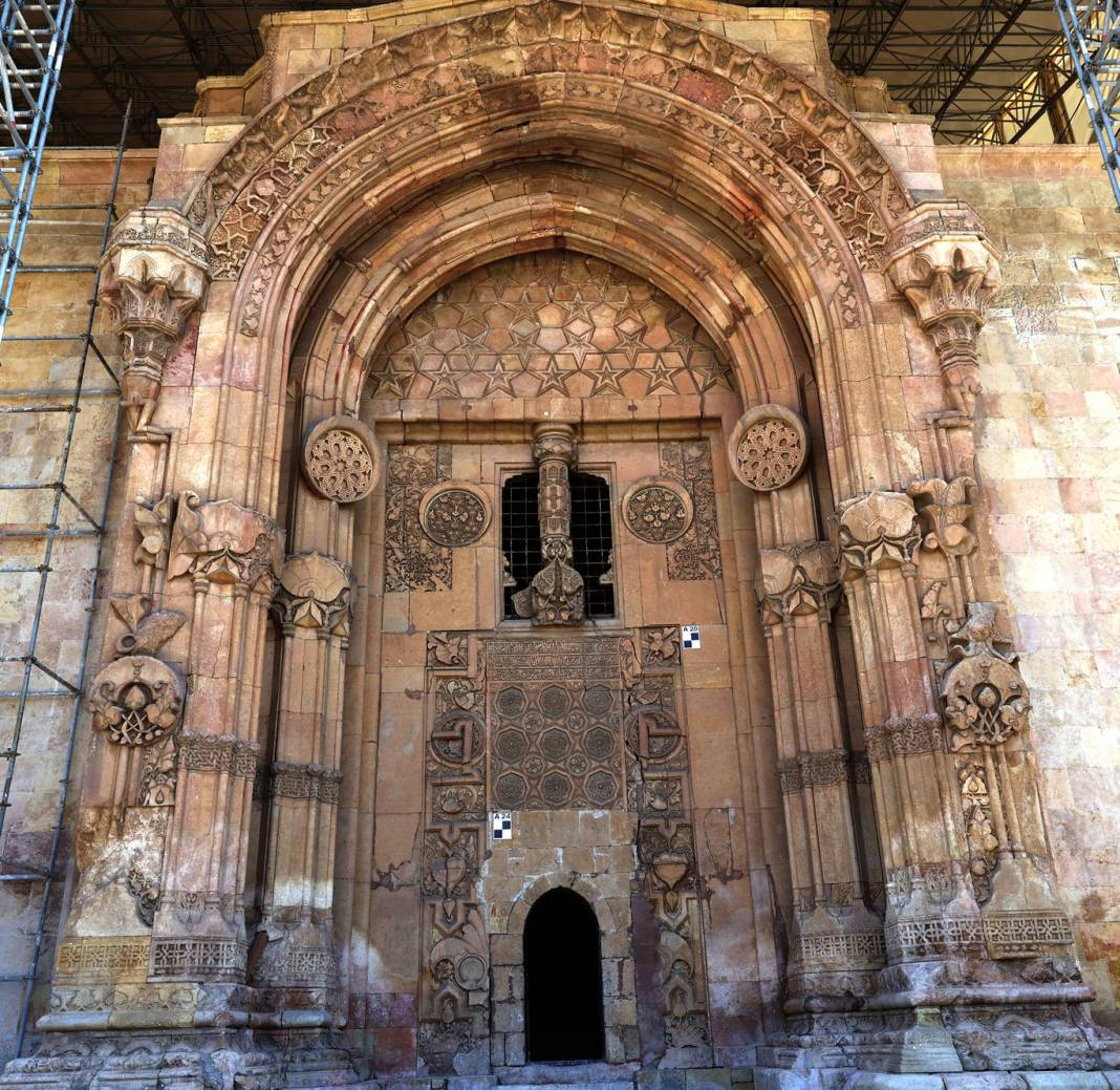 Sırları hâlâ çözülemeyen 794 yıllık şaheser 13