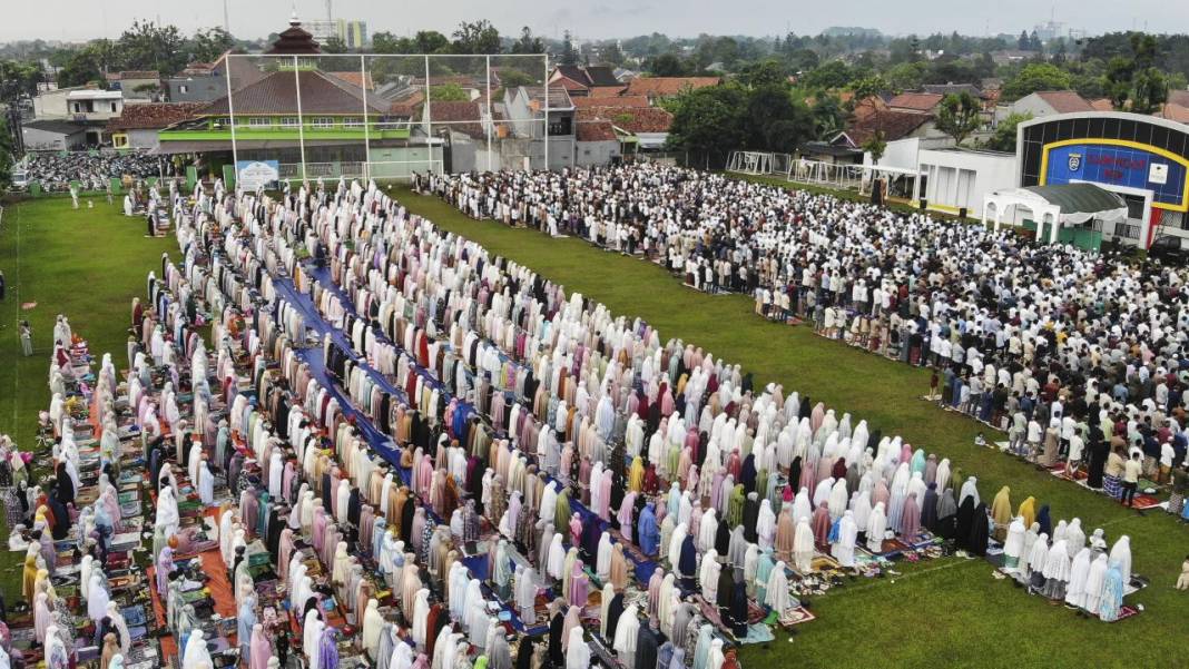 Endonezya'da Ramazan Bayramı namazı 1
