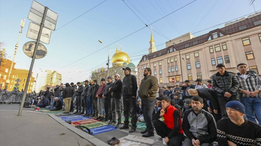 Rusya'da Bayramı namazında cemaat sokaklara taştı 10