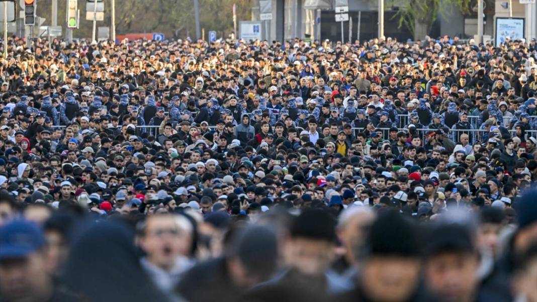 Rusya'da Bayramı namazında cemaat sokaklara taştı 11