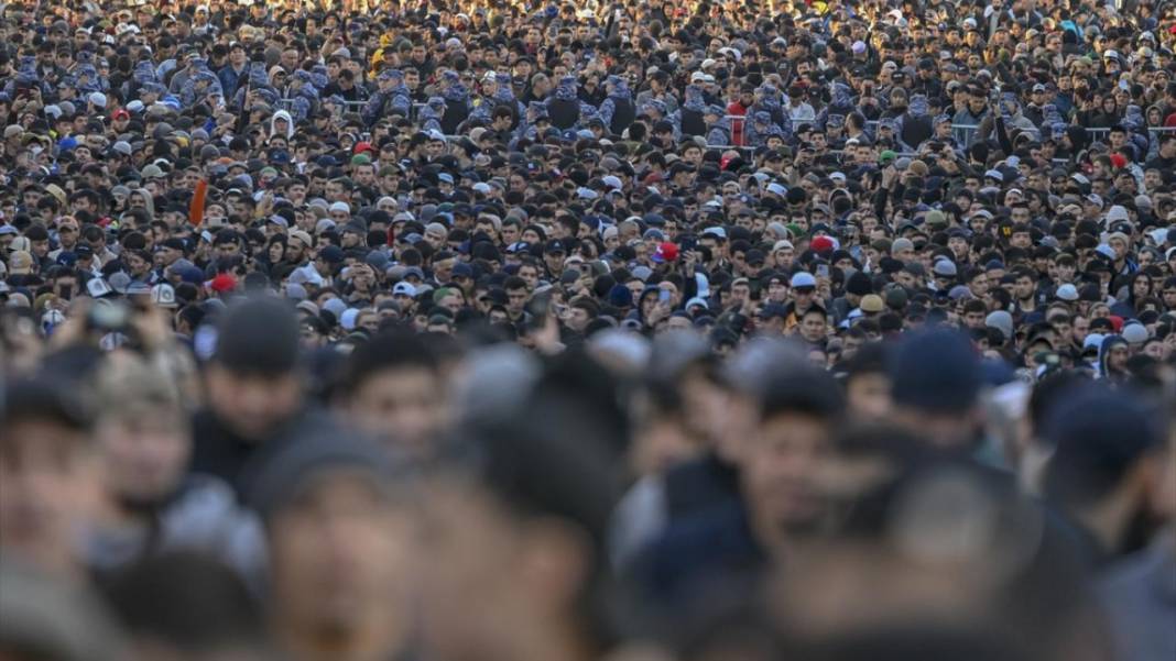 Rusya'da Bayramı namazında cemaat sokaklara taştı 12