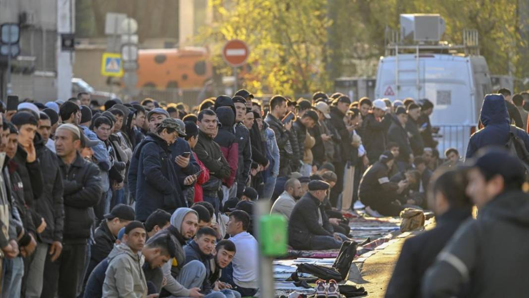 Rusya'da Bayramı namazında cemaat sokaklara taştı 14