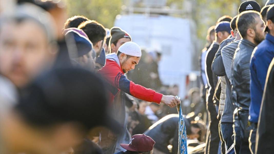 Rusya'da Bayramı namazında cemaat sokaklara taştı 15