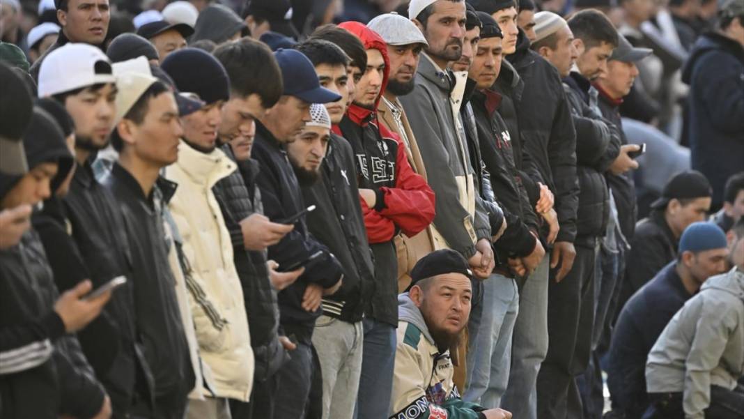 Rusya'da Bayramı namazında cemaat sokaklara taştı 16