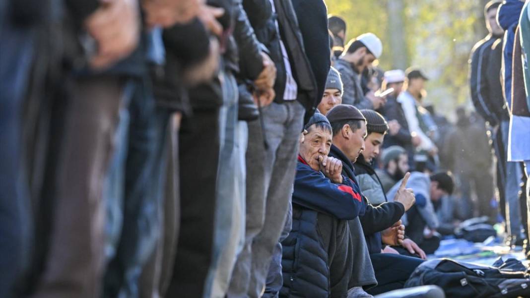 Rusya'da Bayramı namazında cemaat sokaklara taştı 17