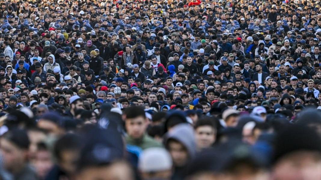 Rusya'da Bayramı namazında cemaat sokaklara taştı 18