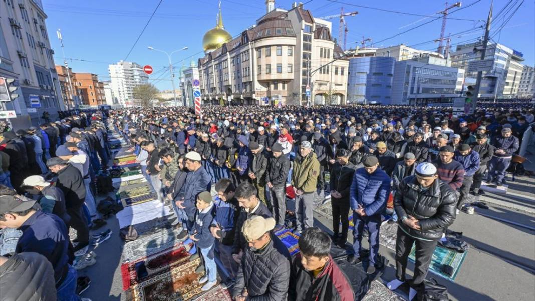 Rusya'da Bayramı namazında cemaat sokaklara taştı 2
