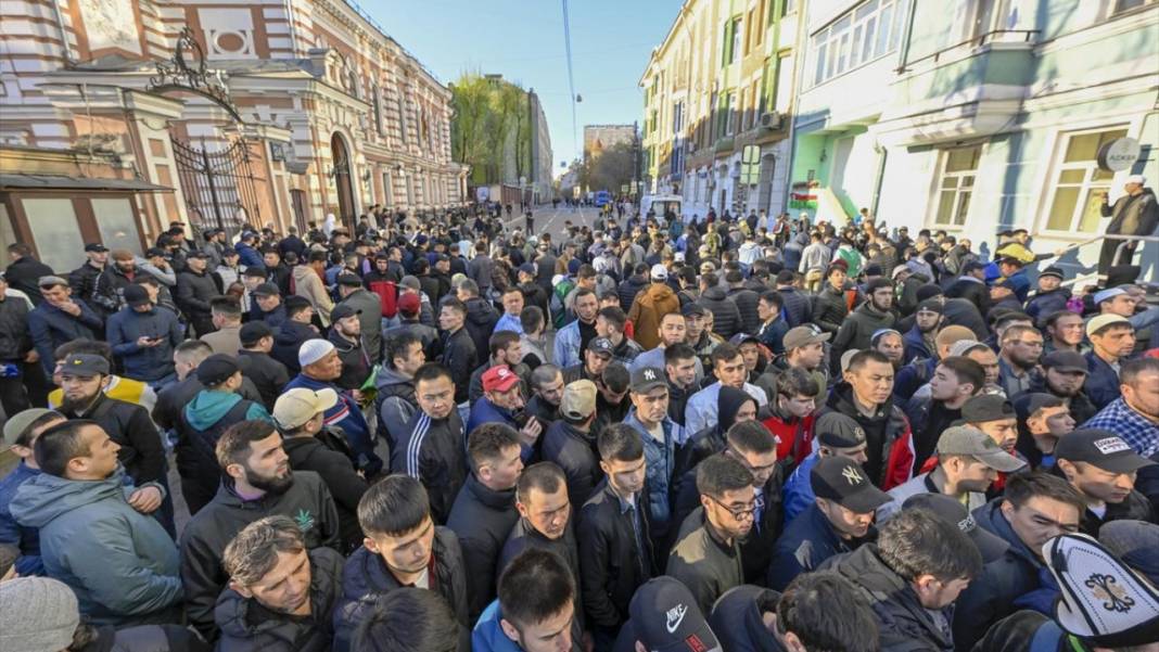 Rusya'da Bayramı namazında cemaat sokaklara taştı 20
