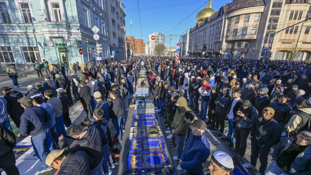 Rusya'da Bayramı namazında cemaat sokaklara taştı 21