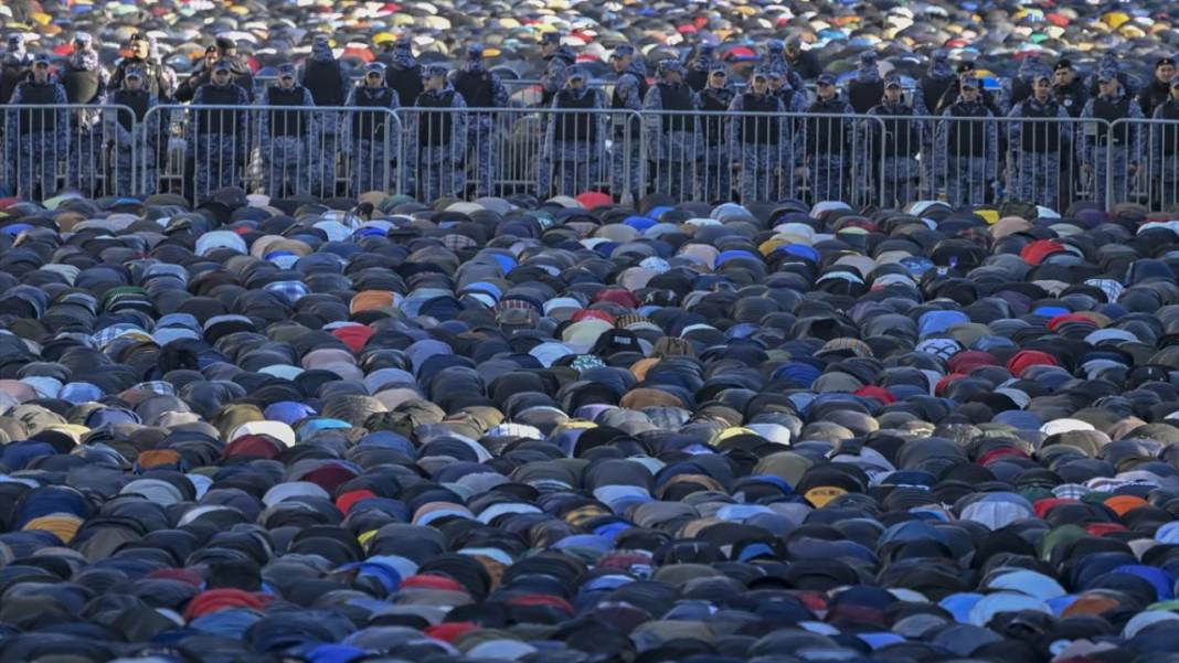 Rusya'da Bayramı namazında cemaat sokaklara taştı 3