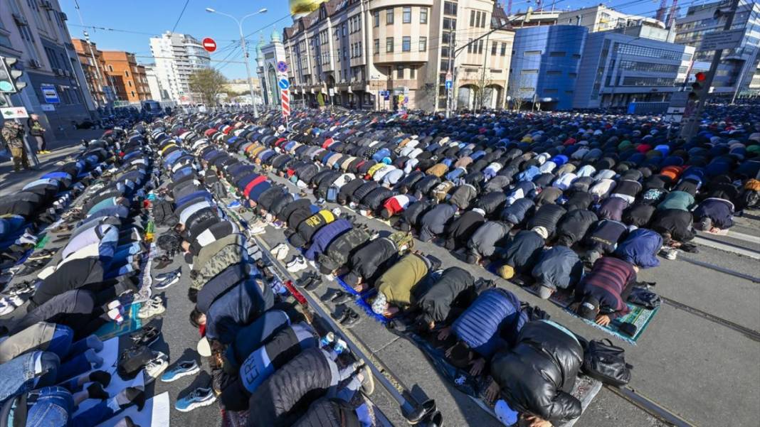 Rusya'da Bayramı namazında cemaat sokaklara taştı 4