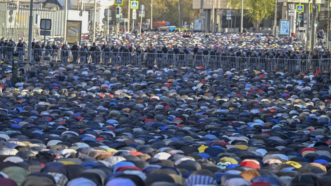 Rusya'da Bayramı namazında cemaat sokaklara taştı 5