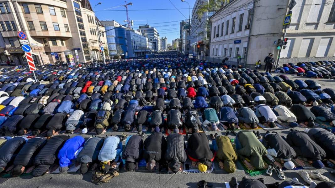 Rusya'da Bayramı namazında cemaat sokaklara taştı 6