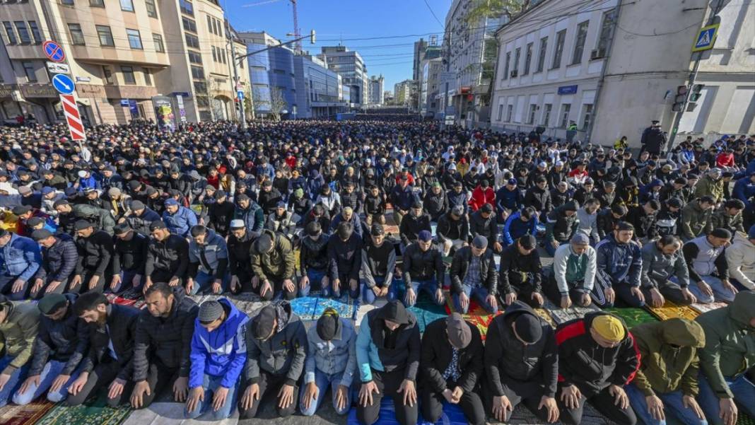 Rusya'da Bayramı namazında cemaat sokaklara taştı 7
