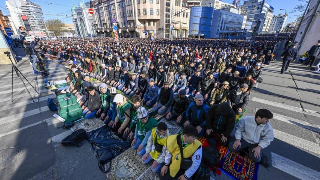 Rusya'da Bayramı namazında cemaat sokaklara taştı 8