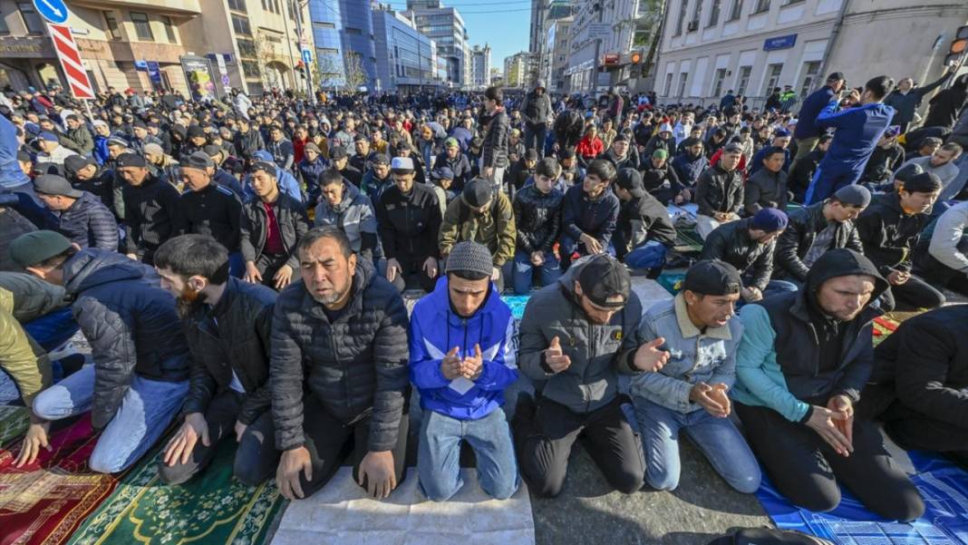 Rusya'da Bayramı namazında cemaat sokaklara taştı 9