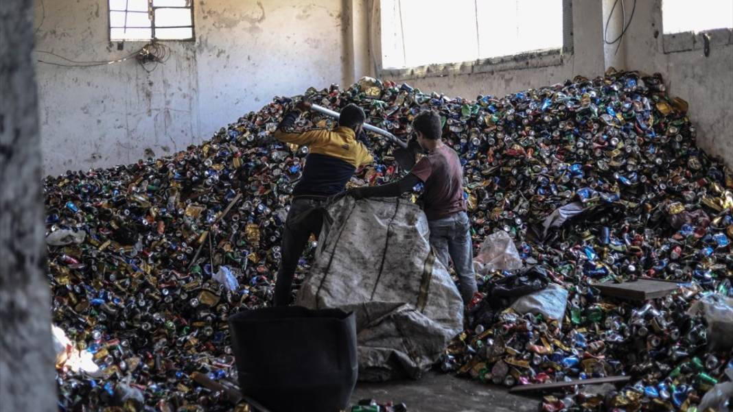 Çöpe atılan teneke kutular Suriye'de mutfak gereçlerine dönüşüyor 1